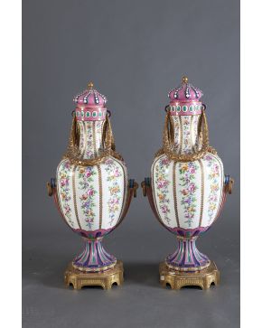 1070-Pareja de grandes jarrones con tapa en porcelana esmaltada y dorada. Francia. c. 1900.