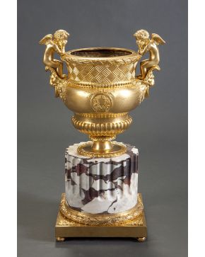 956-Copa en mármol y bronce dorado. Base con forma de columna acanalada y recipiente en bronce con leones y querubines.