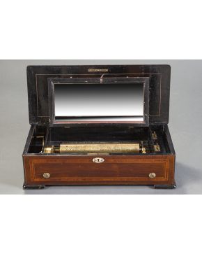 1155-Caja de música Suiza en madera tallada y ebonizada con decoración de marquetería. Varias melodías. C.1900.