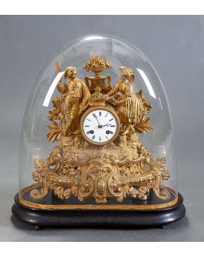 1140-Reloj de sobremesa en bronce dorado. Francia. C. 1870. Con escena costumbrista de pescadores. Firmado en la esfera con numeración romana. Con péndulo 