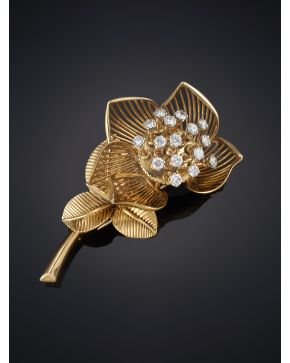 1024-MELLERIO BROCHE FLOR TEMBLANT CON PISTILOS DE BRILLANTES Y PÉTALOS MÓVILES. Clásica flor diseño de la joyería. realizado en oro amarillo de 18k.
