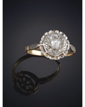 56-LOTE DE TRES PIEZAS ANTIGUAS formado por sortija rosetón de diamantes en oro amarillo de 18k y dos rosarios en plata. 