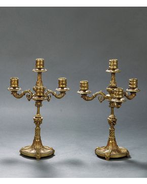 1207-Pareja de candelabros de cuatro luces en bronce dorado. s. XIX.