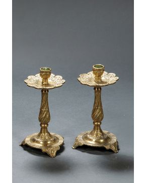 713-Pareja de candeleros en bronce dorado. s. XIX.