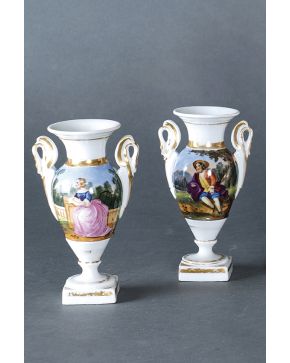 1052-Pareja de jarroncitos s. XIX. en porcelana Viejo Paris.