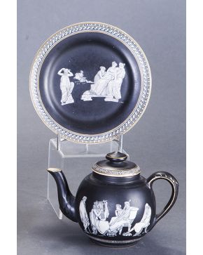 1259-Tetera y platito en porcelana de Wedgwood negra y blanca. Inglaterra.
