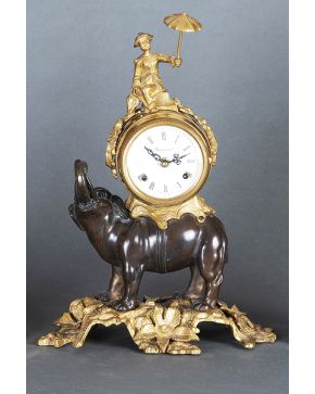 984-Reloj  en bronce dorado y pavonado. c. 1900. 