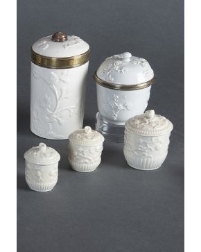 1256-Lote de 5 botes con tapa en porcelana europea Blanc de Chine. ff. s. XIX.