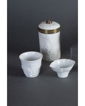1254-Lote de 3 piezas en porcelana europea Blanc de Chine. ff. s. XIX. Cuenco. vaso y recipiente con tapa y montura metálica.