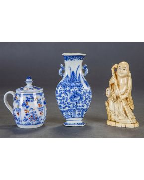 783-Lote de taza con tapa y violetero en porcelana china con decoración vegetal. s. XIX.