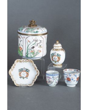 729-Lote en porcelana estilo oriental formado por recipiente con tapa y montura metálica. tiborcito con plato. taza y vaso. 2ª mitad s. XIX.