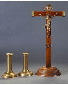 1121-Lote de pareja de candeleros en bronce dorado y discóbolo en bronce pavonado. s. XIX.