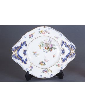 1193-Gran fuente oval en porcelana esmaltada francesa con decoración de frutos. flores y detalles en dorado y azul cobalto. Finales s. XIX. Con marcas.