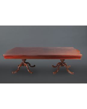 912-Gran mesa de comedor de Herraiz en madera tallada con doble pata de jarrón y alas extensibles.