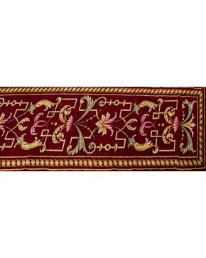 1203-Lote de dos alfombras de pasillo en lana. de diseño francés sobre campo rojo. Original de la Real Fábrica de Tapices. Tejidas a mano con nudo turco. R