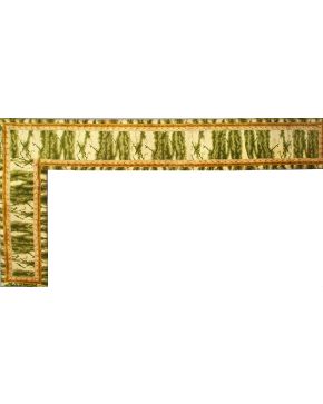 1212-Alfombra de pasillo en lana. Original de la Real Fábrica de Tapices. Tejida a mano con nudo turco sobre campo verde y cenefa en dorado. Con marcas.