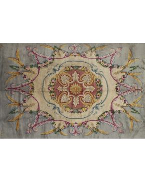 1018-Elegante alfombra en lana de la Real Fábrica de Tapices. 1942. Tejida a mano con nudos turcos. Diseño neoclásico de estilo Carlos IV. Elegante campo e