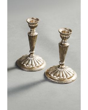 815-Pareja de candeleros en plata española punzonada con marcas de Durán. Decoración gallonada.