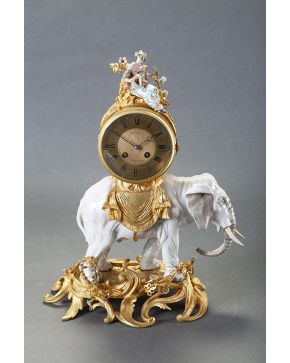 1017-Gran reloj de sobremesa. mediados del siglo XVIII. en porcelana y bronce dorado con original soporte de elefante y remate de personaje oriental. Base 