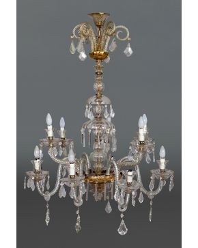 1039-Lámpara de techo de 12 luces de la Granja con brazos sogueados y decoración de pandelocas y prismas colgantes. Con faltas y desperfectos.