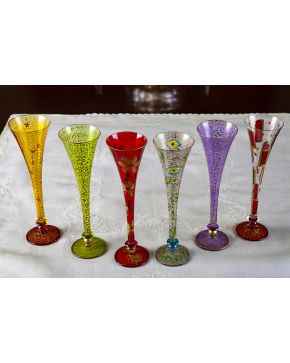 904-Juego de 18 copas flaute en cristal multicolor de Murano con decoración pintada. modelo Henriette.