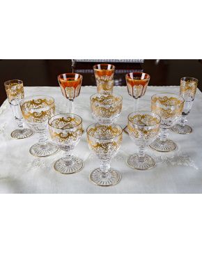 892-Juego de doce copas para vino blanco en cristal de Baccarat modelo Gobelet Harcourt Empire en cristal incoloro y ámbar con filos y decoraciones en d