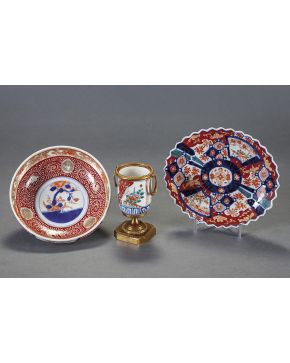 703-Lote formado por tres piezas en porcelana Imari. Japón. s. XIX.