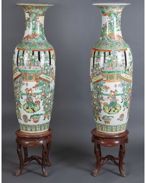 753-Gran pareja de jarrones en porcelana china Familia Verde. Dinastía Qing. s. XIX.