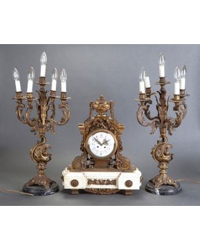 947-Reloj de sobremesa estilo Luis XVI. Francia s. XIX.