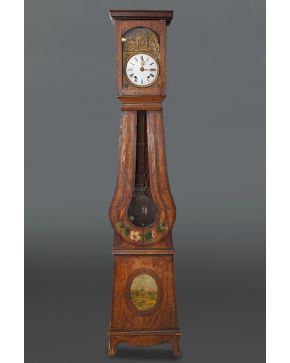1144-Reloj de antesala tipo Morez en madera de roble con decoración pintada de flores y escena de cacería en reserva. S. XIX. 