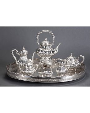 893-Gran juego de café en plata española punzonada estilo Luis XV. Sobre bandeja de galería oval en plateado.