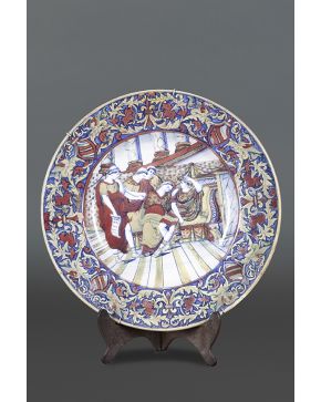 1151-Plato en cerámica italiana esmaltada de inspiración renacentista.