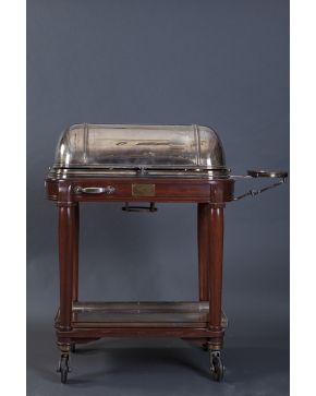 900-Elegante mesita camarera de Christofle en madera tallada y metal plateado. Tapa abatible con portafritos y dos recipientes al interior. En el lateral 