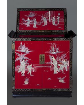 768-Mueble bar de estilo oriental en madera lacada en negro y rojo con decoración de escenas cortesanas en hueso y madreperla. Y detalles en dorado.
