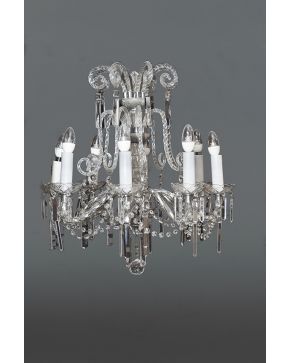 812-Lámpara de techo de 8 luces estilo La Granja en cristal tallado con brazos sogueados y decoración de prismas e hilos de cuentas. Esfera colgante.