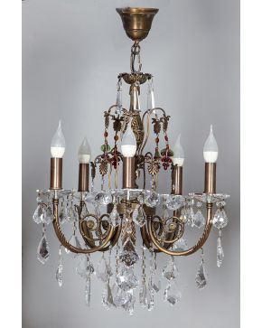 1244-Lámpara de techo de seis luces en metal dorado con decoración de palmetas. Platillos. esferas colgantes y pandelocas en cristal tallado y uvas colgant
