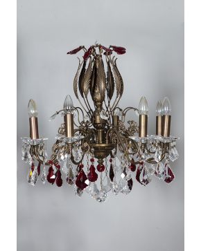 1171-Lámpara de techo de ocho luces en metal dorado con decoración de hojas en la parte superior. y platillos y pandelocas en cristal tallado rojo rubí y e