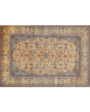 913-Importante alfombra persa NAIN con trama de seda y lana. 80 nudos por centímetro cuadrado. 