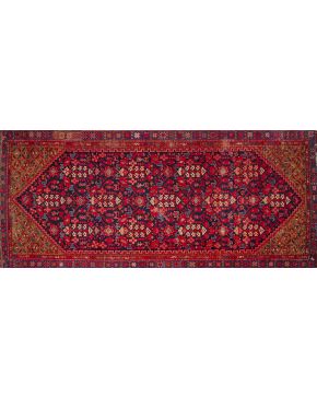 1300-Lote de dos alfombras persas Malayer en lana. Decoración geométrica y esquemática sobre campo granate y azul oscuro.