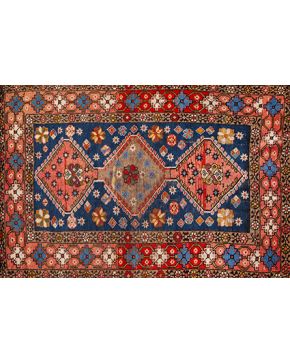 1311-Lote de alfombras formado por: kilim en lana turco y alfombra Yalameh. 