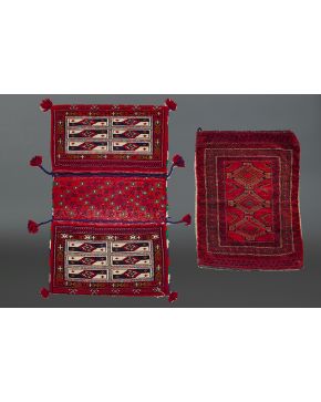 1310-Lote de dos alfombras persas en lana con decoración geométrica sobre campos granates. 
