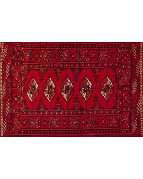 1423-Lote dos alfombras en lana TURCOMAN en lana sobre campos granates. con decoración de motivos geométricos. 