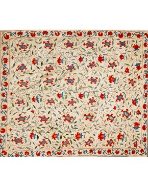 1343-Bella alfombra-tapiz oriental antigua en seda con decoración bordada de flores de vivos colores.