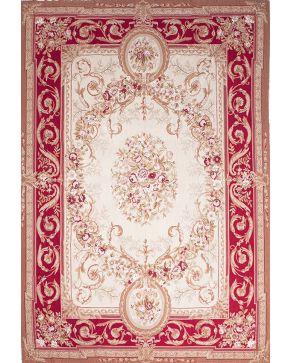 1043-Bella alfombra de estilo Aubusson en petit point. Centro y medallones con bouquet de rosas sobre campo beige y cenefa en granate con decoración de r