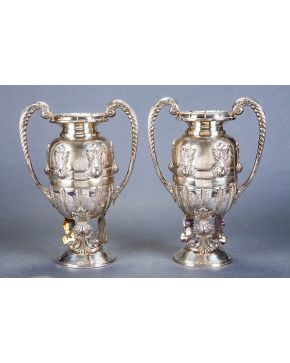 704-Gran pareja de ánforas en plata de ley 925 con decoración vegetal cincelada. Con cuerpo realzado sobre base circular. Iniciales grabadas. 