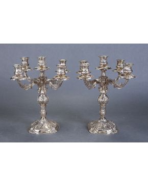 827-Gran pareja de candelabros de 5 luces en plata de ley 925. cuajados de decoración vegetal. floral y de rocallas.
