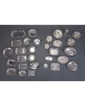759-Variado lote de objetos decorativos de mesa en plata española y mexicana: bandejitas de diferentes formas y tamaños. sombreritos mexicanos. pequeño es