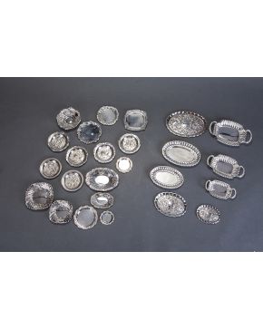774-Lote decorativo de objetos de mesa en plata: bandejitas. algunas de ellas parejas o juego. Decoración cincelada y en relive de flores. motivos vegetal