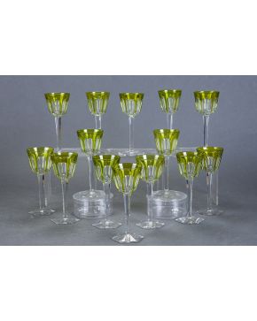 903-Juego de catorce copas de Baccarat modelo Compiegne en cristal incoloro facetado. color verde Chartreuse. Con sello en la base y pie hexagonal.