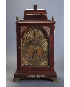 841-Reloj Bracket inglés de sobremesa. finales S.XVIII. Esfera firmada John Taylor. London. Numeración romana y arábiga subsidiaria. Mecanismo cuerda a ll